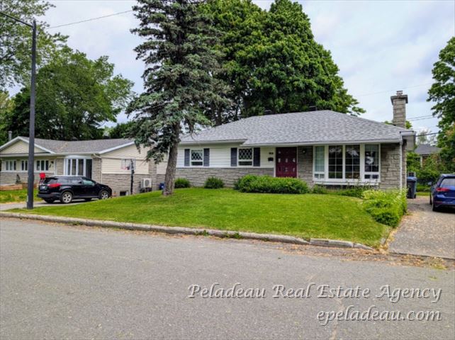 909 Rue Poutrincourt